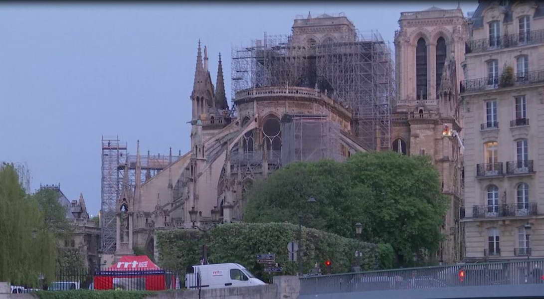 Спасена структурата на катедралата Нотр Дам
