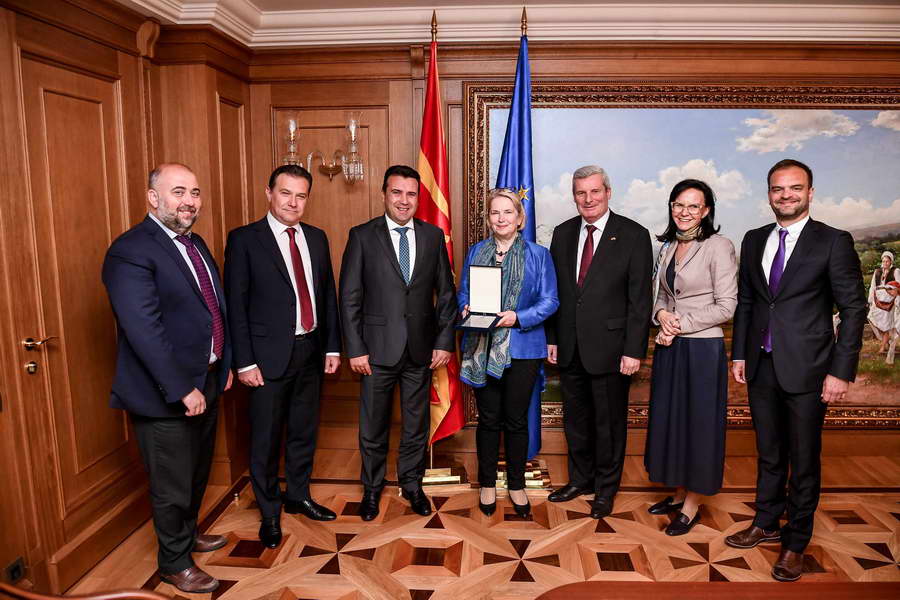 Премиерот Заев прими делегација на Дојче Веле по повод 50 години од Програмата на македонски