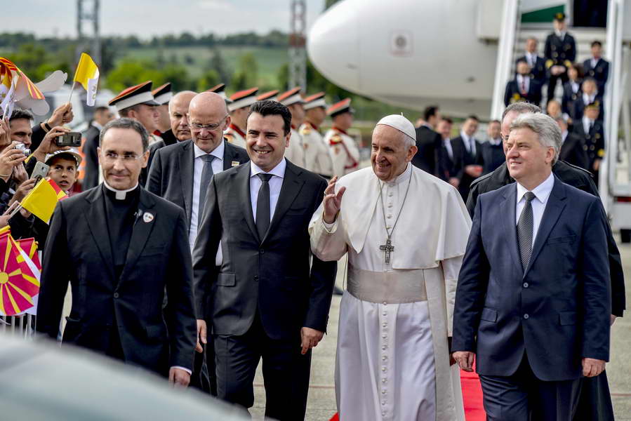 Папата Франциск пристигна во еднодневна посета на нашата држава