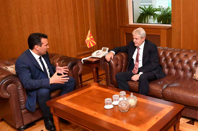 Заев и Ахмети остварија средба за започнување процес за зајакнување на кадровските капацитети на владините институции