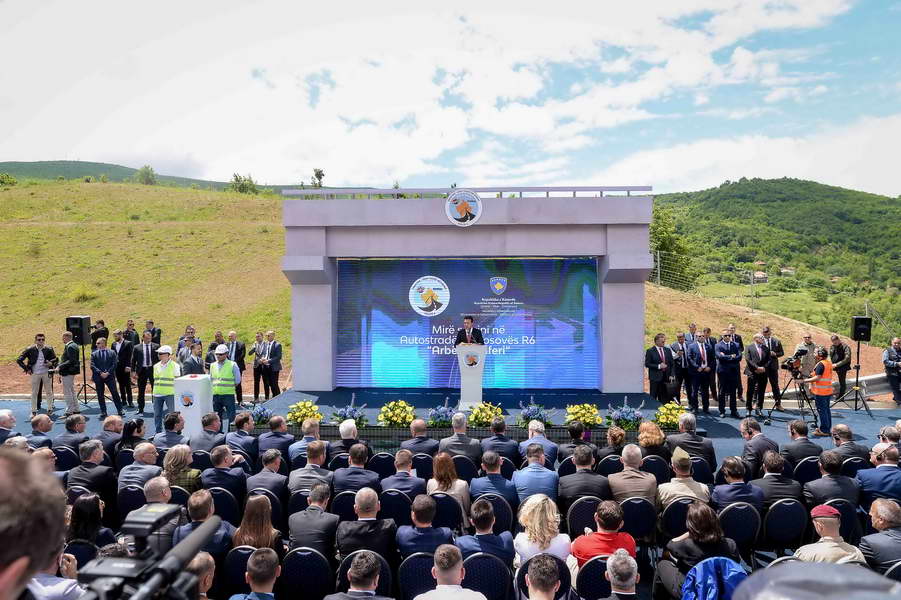 Премиерот Заев на отворањето на автопатот „Арбен Џафери“ во Косово