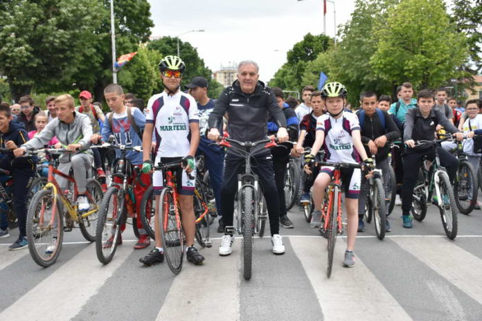 Прилеп: 500 велосипедисти предводени од градоначалникот Јованоски зедоа учество на манифестацијата „Сите на велосипед“