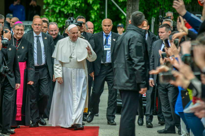 Папата Франциск: Историјата ја пишуваат оние личности кои немат страв својот живот да го потрошат за љубовта кон ближните