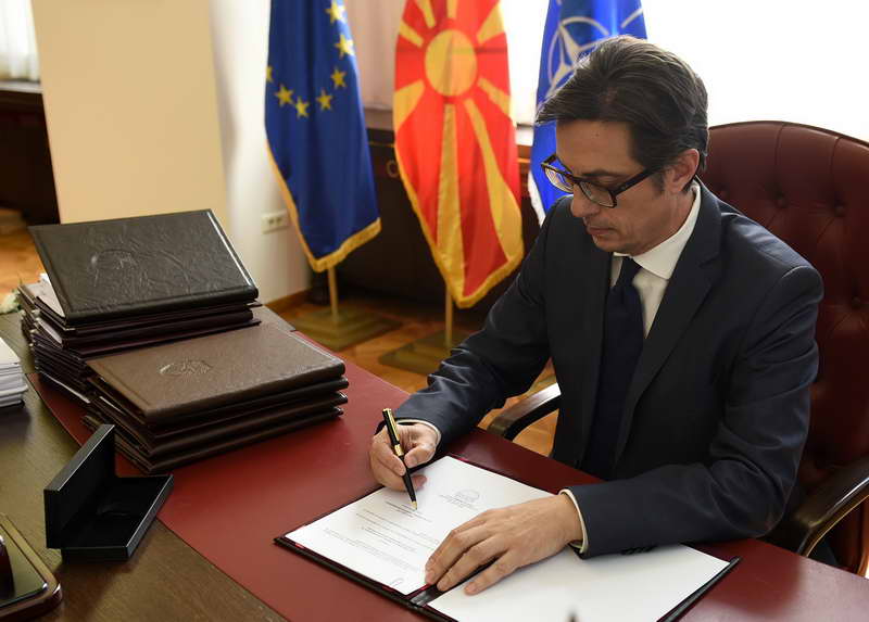 Претседателот Пендаровски потпиша укази за прогласување на 18 закони