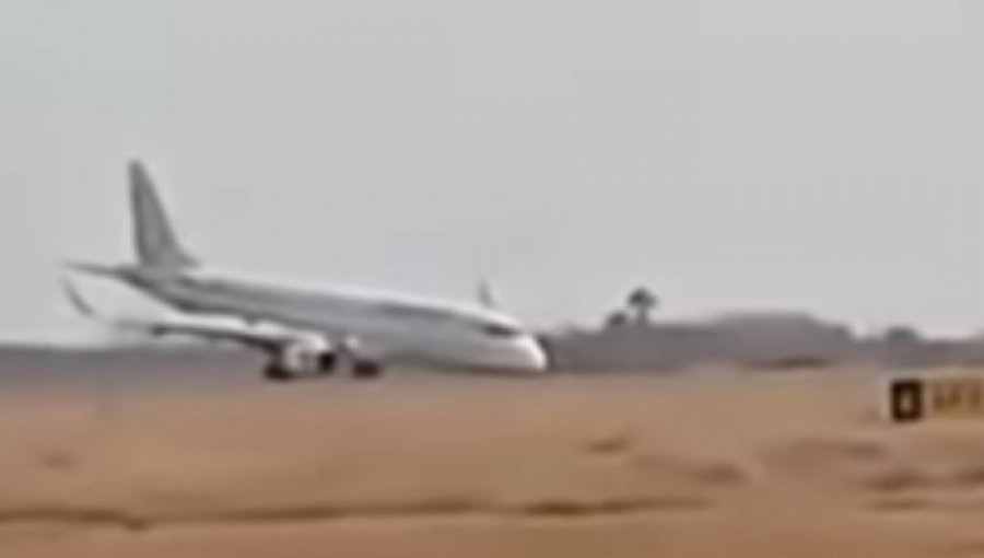 Избегната катастрофа, авион слета без предните тркала (видео)