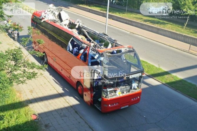 Македонски автобус удри во надвозник кај Пловдив и остана без покрив