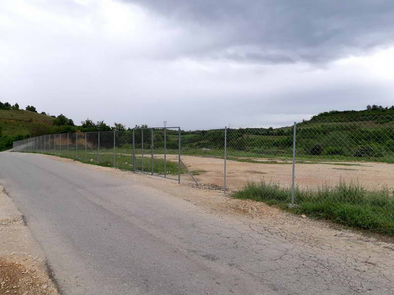 Токсичниот линдан во Пеленица доби жичана ограда, но без никакви ознаки, забрани или предупредувања