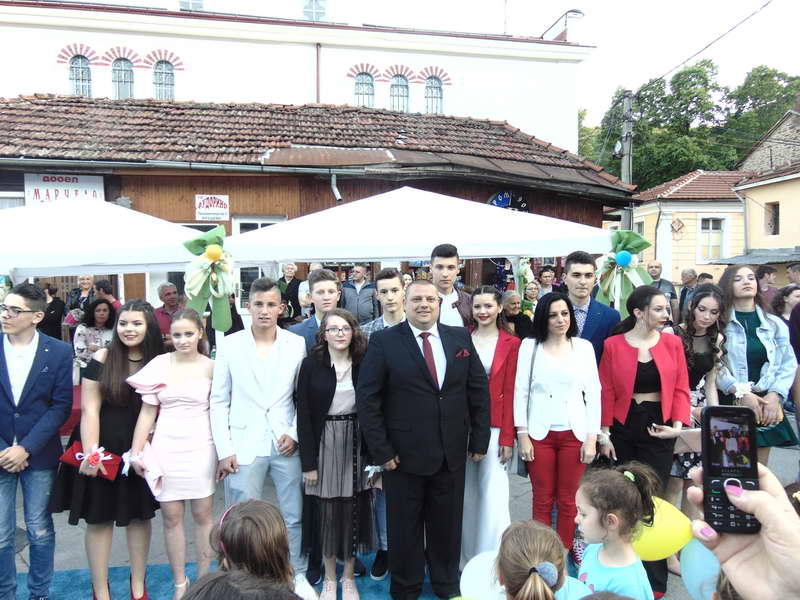 Традиционален собир на крушевските полуматуранти на градскиот плоштад