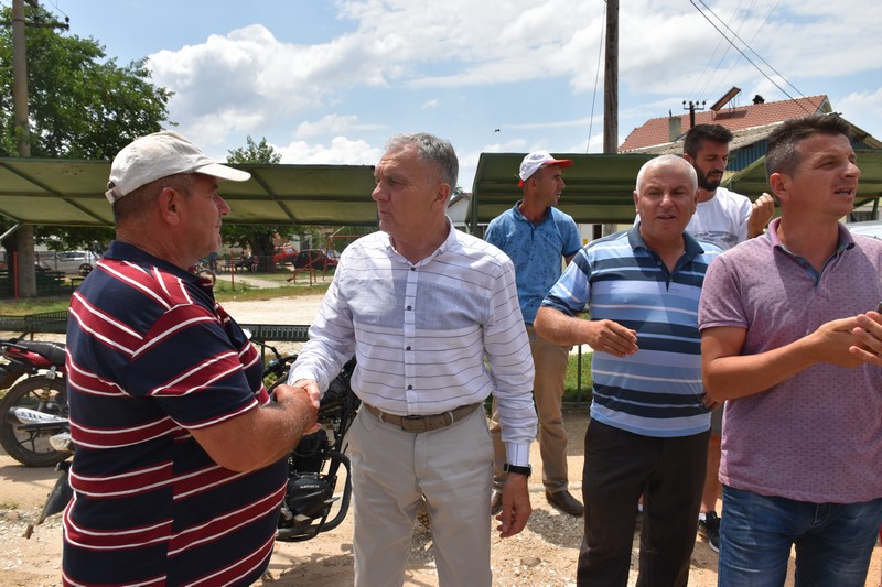 Посета на градоначалникот Илија Јованоски на земјоделските површини со уништени насади од вчерашното невреме