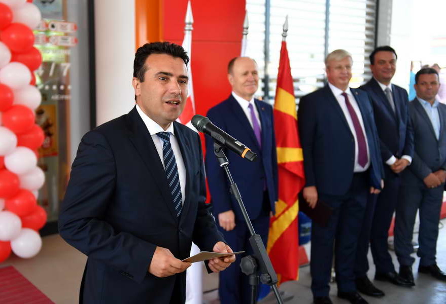 Премиерот Заев на отворање на нова бензинска станица на „Лук Оил Македонија“