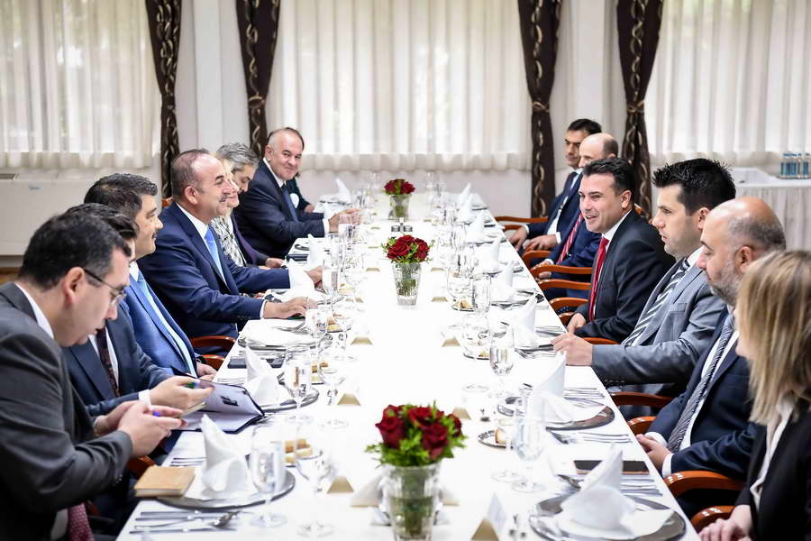 Работен ручек на премиерот Заев со турскиот министер за надворешни работи Чавушоглу