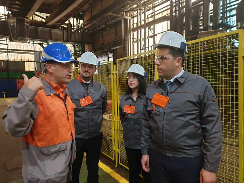 Министерот без ресор Елвин Хасан во работна посета на фабриката “Liberty Skopje”