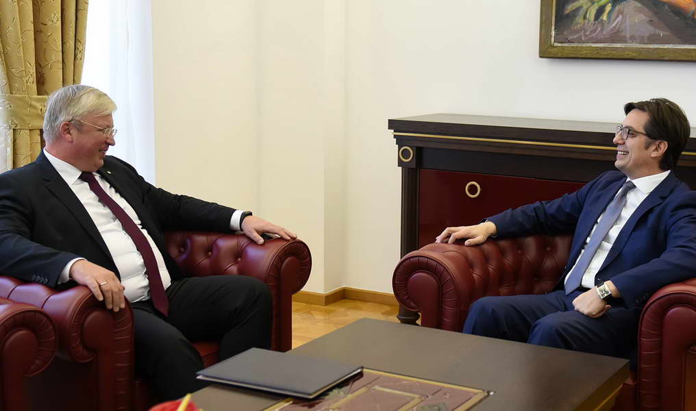 Средба на Претседателот Пендаровски со рускиот амбасадор Баздникин