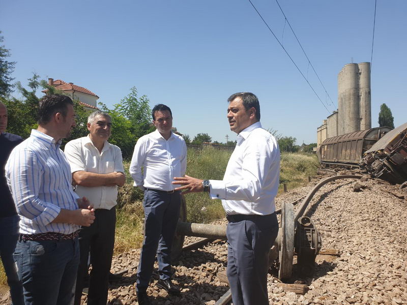 Вицепремиерот Анѓушев, министерот Сугарески и директорот на железници инфраструктура Асани направија обиколка на локацијата каде се излизга товарен воз во кумановско Черкези