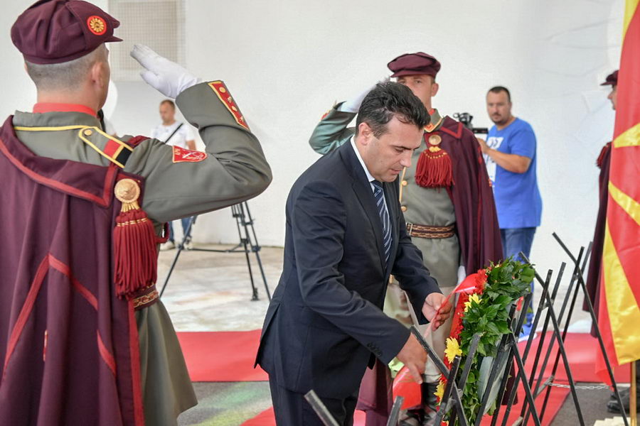 Владина делегација предводена од Премиерот Заев оддаде почит и положи цвеќе на вечното почивалиште на првиот претседател на Крушевската Република, Никола Карев