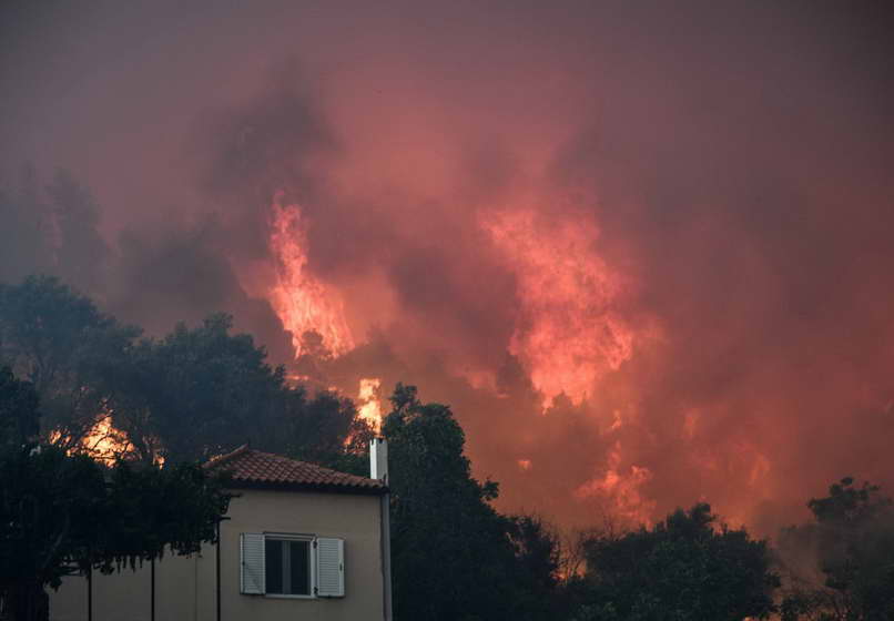 Пожари ја пустошат Грција (видео)