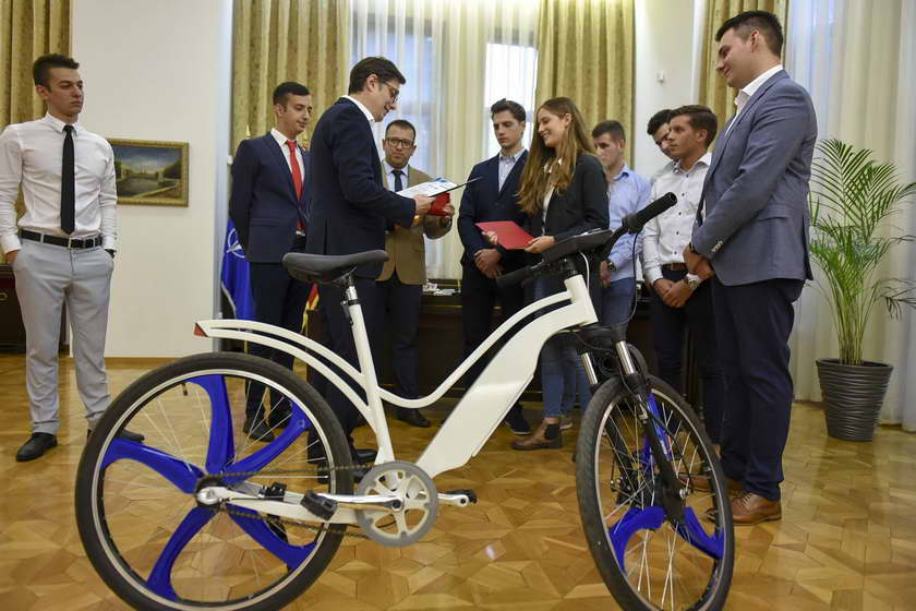 Претседателот Пендаровски ги прими иноваторите на проектот „Филтер за воздух вграден во велосипедско тркало“