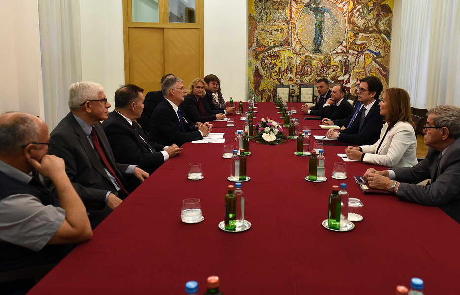 Средба на претседателот Пендаровски со претставници на здружението „Дипломатски клуб“ - Скопје