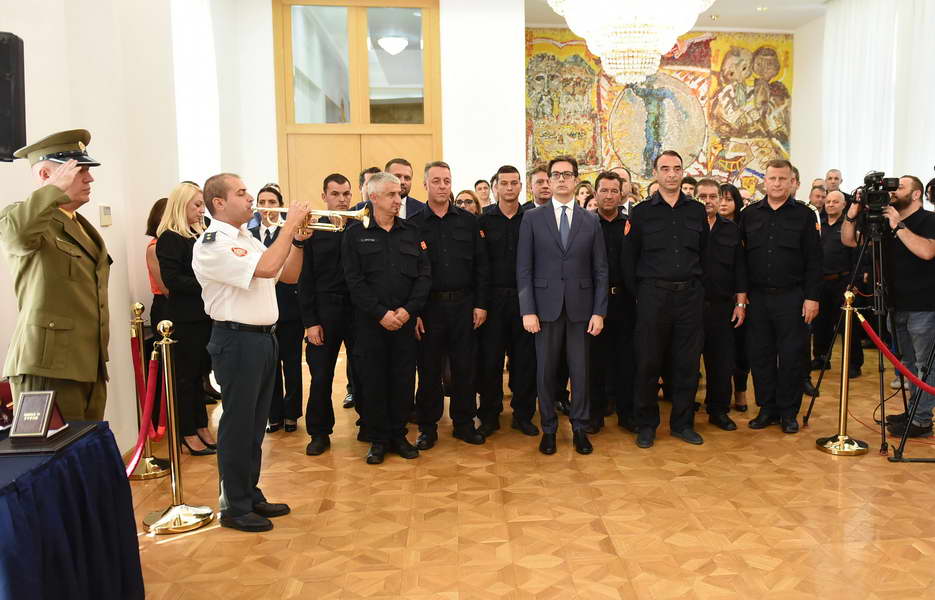 Претседателот Пендаровски одликуваше 8 пожарникари со „Медал за храброст“