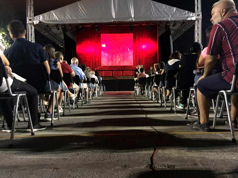 Претставата на нишкиот театар „Кнегињата од Фоли Бержер“, синоќа прикажана на фестивалот „Гола Месечина“