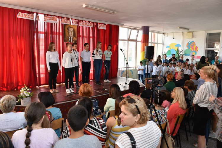 Основните училишта „Рампо Левката“ и „Добре Јованоски“ ги одбележаа патроните празници