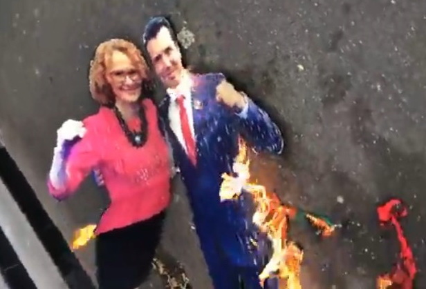 Иселеници од Македонија, во Мелбурн запалиле макета од премиерот Заев и вицепремиерката Шекеринска