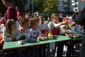 Со традиционалниот „Есенски панаѓур“, ООУ „Кире Гаврилоски“ го одбележа Светскиот ден на храната