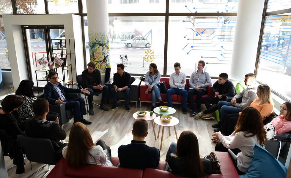 Средба на претседателот Пендаровски со млади иноватори од средното училиште „Јосип Броз–Тито“ – Скопје