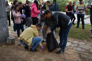 Младите прилепски социјалдемократи во акција за чистење на Паркот на револуцијата