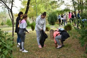 Младите прилепски социјалдемократи во акција за чистење на Паркот на револуцијата