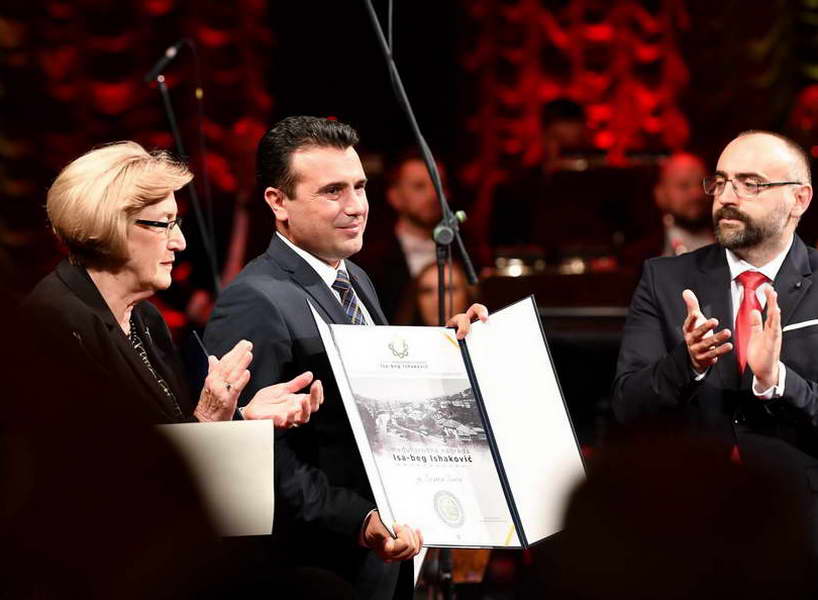 На Свечената академија во Народниот театар во Сараево, Заев ja доби меѓународната награда „Иса Бег Исхаковиќ“