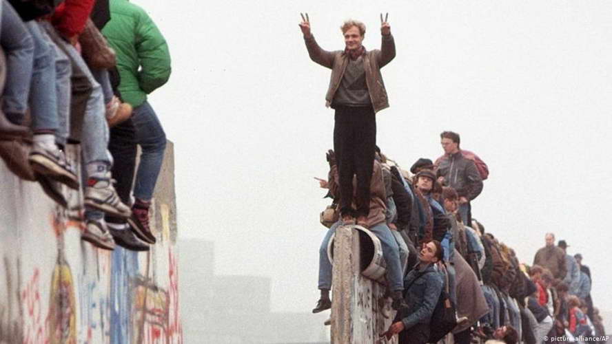 Фотографија на денот: 30 години од падот на Берлинскиот ѕид