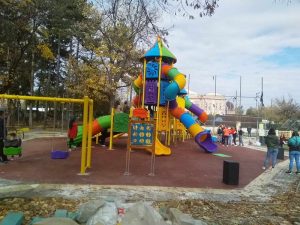 Ред се чека за тобоганите во новиот детски парк во Битола