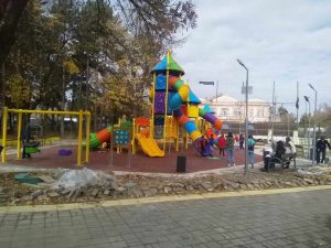 Ред се чека за тобоганите во новиот детски парк во Битола