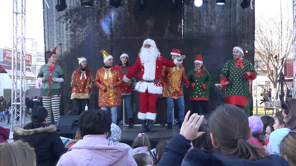 Со новогодишна програма на градскиот плоштад, прилепчани ја испраќаат 2019 година