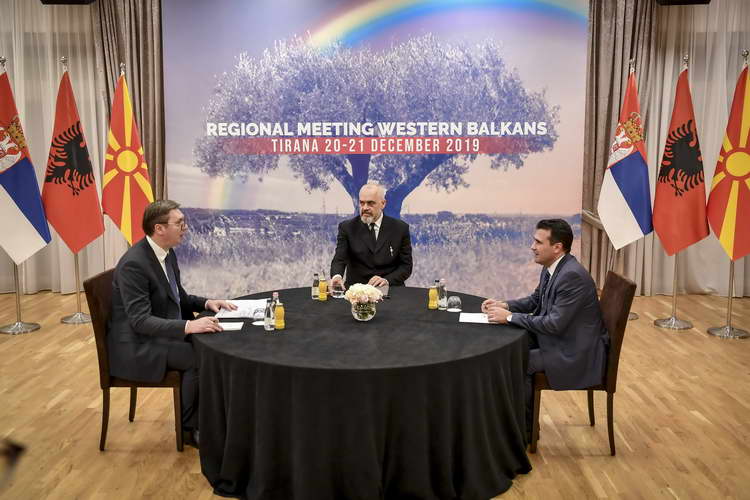 Премиерот Заев пристигна во Тирана на Состанокот за унапредување на соработката на земјите од Западен Балкан