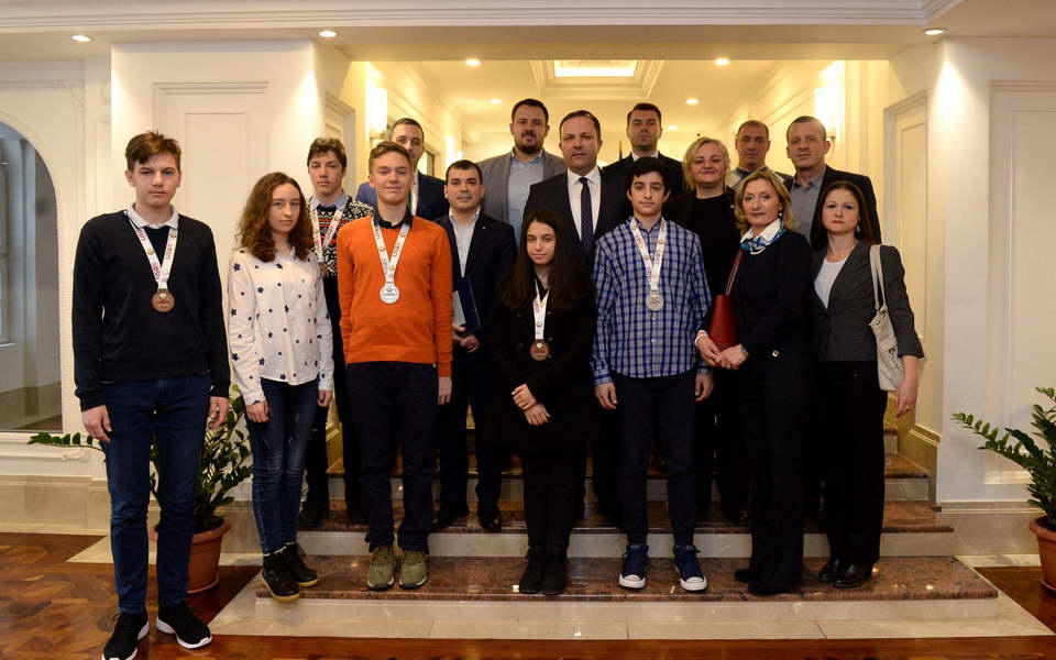 Средба на Спасовски со учениците кои освоија медали на Меѓународната јуниорска олимпијада по природни науки