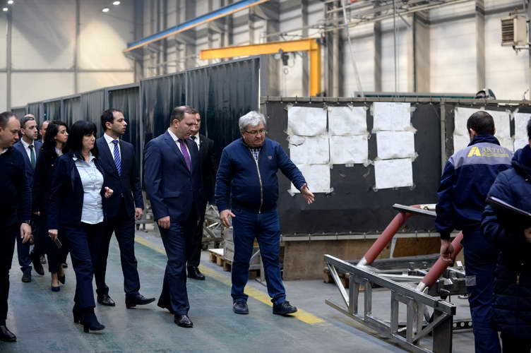 Премиерот Спасовски и министерката Апостолска во посета на фабриката „Актива“