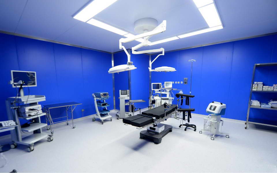 Премиерот Спaсовски во обиколка на новата операциона сала на Клиниката за торакална и васкуларна хирургија