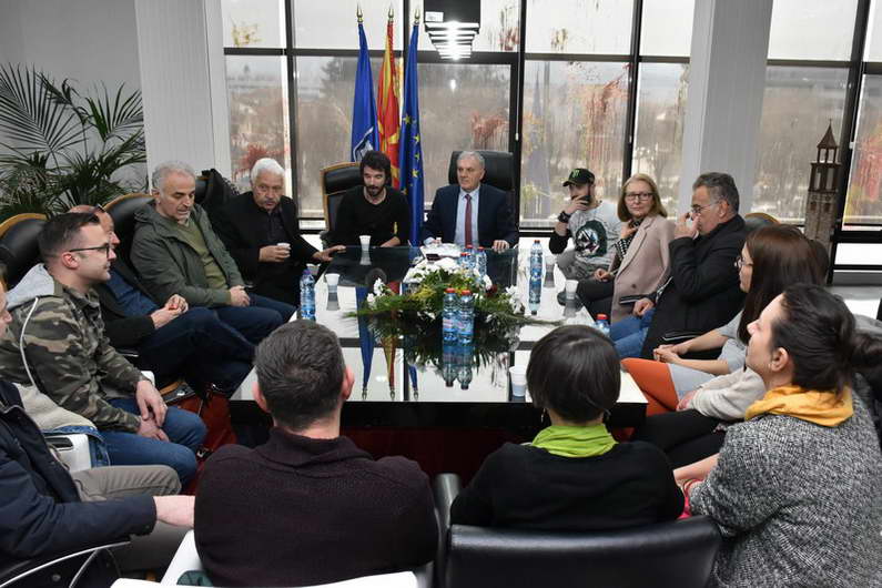 Во чест на седумдеценискиот јубилеј, градоначалникот Јованоски на средба со актерите од театарот „Војдан Чернодрински“