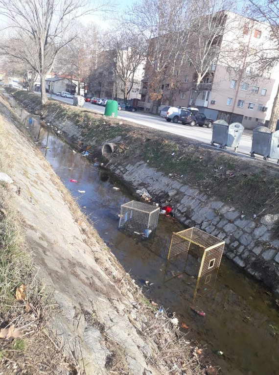 Нов вандалски чин во Прилеп – во градската река фрлени контејнери и скеле за сушење тутун