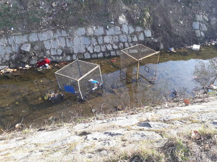 Нов вандалски чин во Прилеп – во градската река фрлени контејнери и скеле за сушење тутун