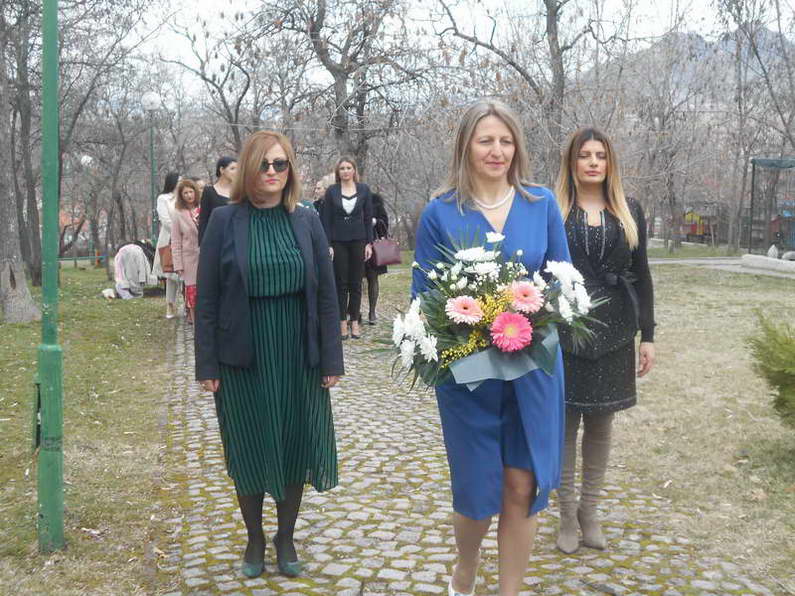 Цвеќе за штитеничките од домот за стари лица „Киро Крстески-Платник“ во пресрет на 8.Март