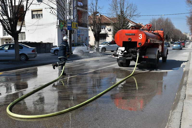 Јавните комунални претпријатија од Прилеп интензивно ги чистат и дезинфицираат улиците и јавните површини