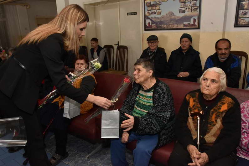 Цвеќе за штитеничките од домот за стари лица „Киро Крстески-Платник“ во пресрет на 8.Март