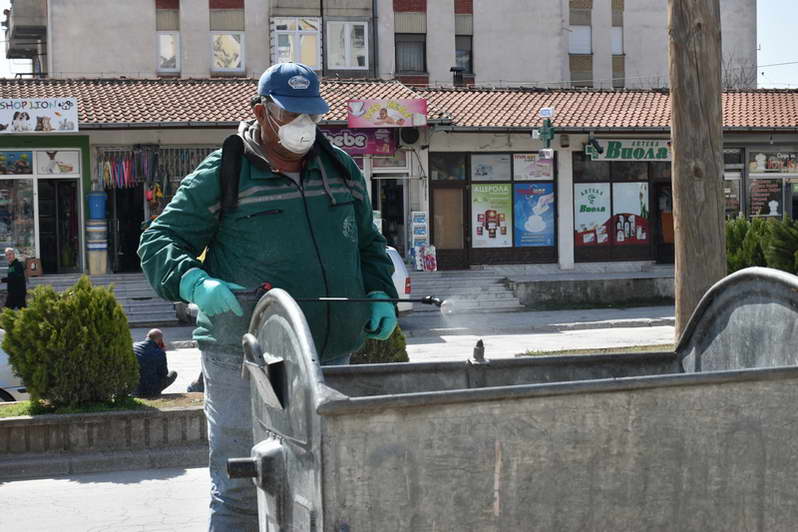 Јавните комунални претпријатија од Прилеп интензивно ги чистат и дезинфицираат улиците и јавните површини