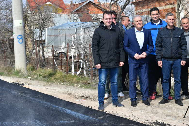 Привршува асфалтирањето на улиците во населеното место Големо Коњари