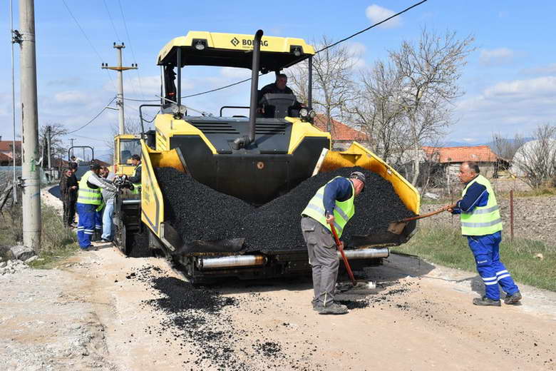 Привршува асфалтирањето на улиците во населеното место Големо Коњари