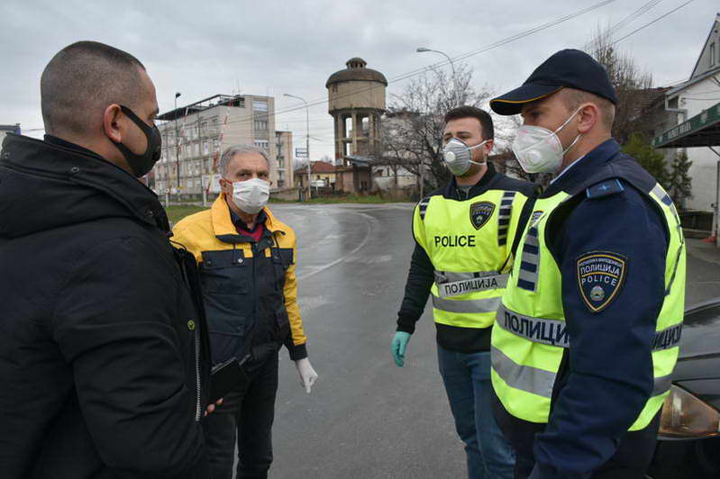 Градоначалникот Јованоски во обиколка на полициските контролни пунктови низ градот