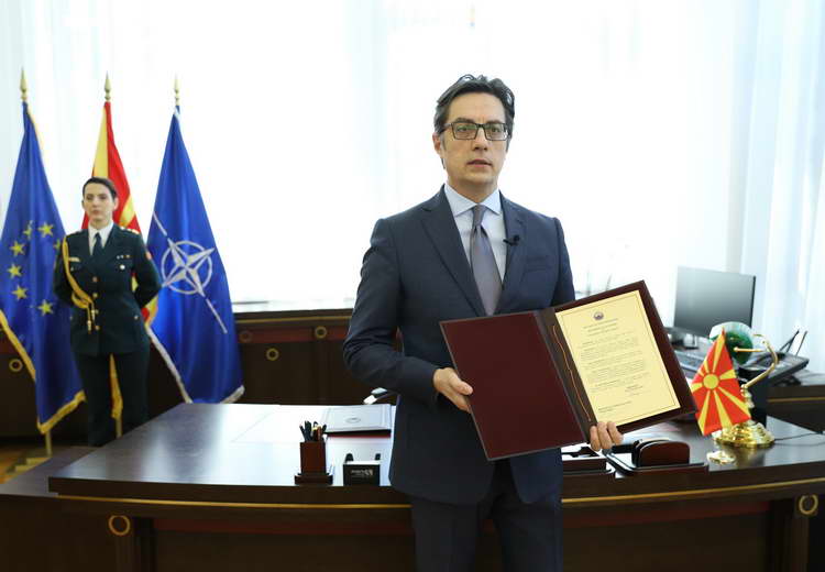 Претседателот Пендаровски го потпиша Инструментот за пристапување на Република Северна Македонија кон НАТО